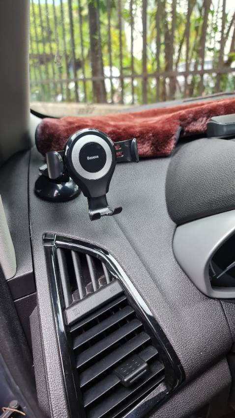 Nhựa ok. Dán và hít ok. Đt nhẹ thì ok. Đt nặng như samsung note thì hơi lỏng lẻo. Để *** đi đường nữa mới chính xác