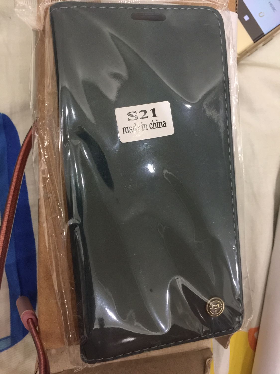 Nhìn siêu đẹp sang, có ngăn đựng thẻ, bảo vệ tốt điện thoại, chỉ có điều không biết có bền không