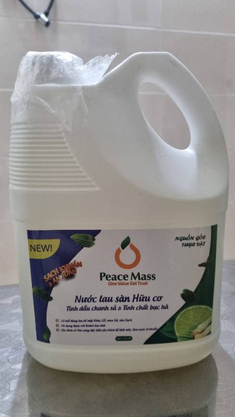 Nước lau sàn nhiều bọt, mùi thơm tự nhiên, mỗi lần lau chỉ cần dùng 1 lượng ít là đủ.