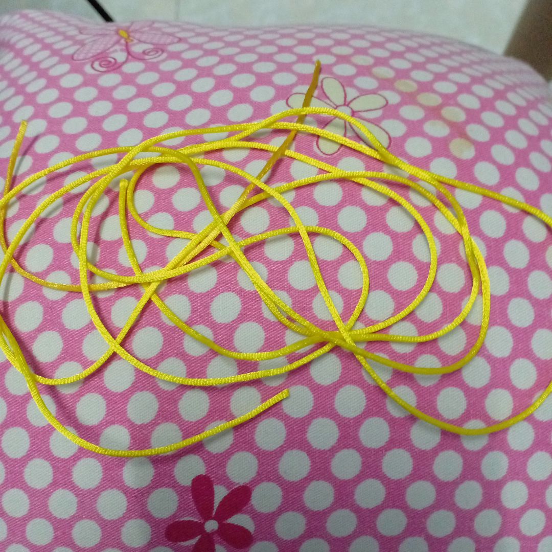 Màu sắc đẹp, giống mô tả, đã sử dụng để thắt vòng tay.