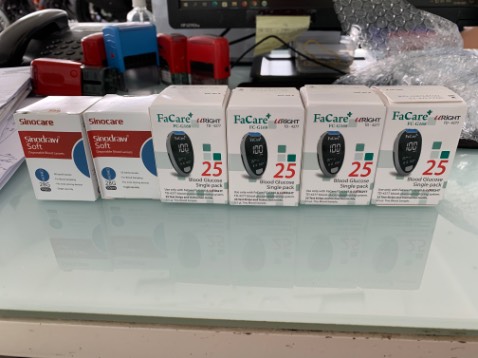 Giao hàng đủ số lượng nhưng ko giống với hình ảnh quảng cáo. M mua 4 hộp loại 25 que+ 25 kim mà shop giao 6 hộp dời, trong đấy 2 hộp kim không cùng loại