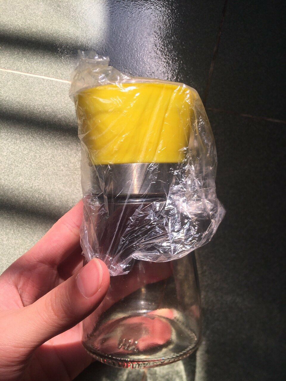 Máy xay cầm tay chắc chắn, bình thuỷ tinh đẹp, nhỏ gọn tiện lợi, xay tiêu mịn lắm, shop giao hàng nhanh, đóng gói kĩ, nên mua