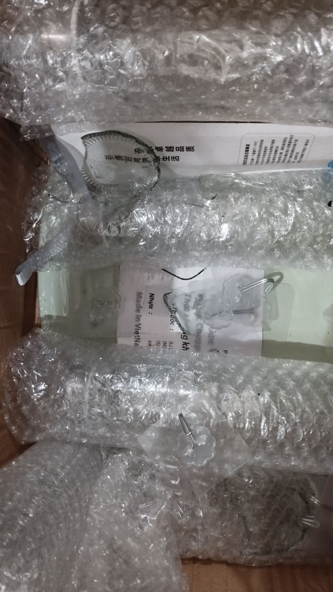 đóng gói sơ sài. giỏ sắt với bình thủy tinh. kết quả vỡ bình thủy tinh đóng gói sơ sài. giỏ sắt với bình thủy tinh. kết quả vỡ bình thủy tinh