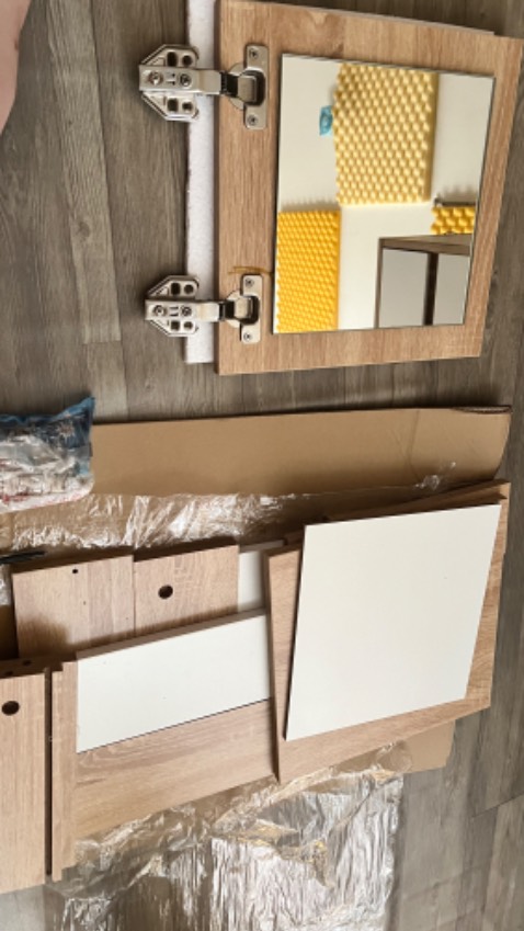 Mặt bàn tương đối đủ dùng. Ngăn hộp nhỏ. Các nút nệm khi đóng vào không thể sát khiến cho việc đóng không thể khít.
Tổng quan là đủ dùng cho nhu cầu trang điểm.