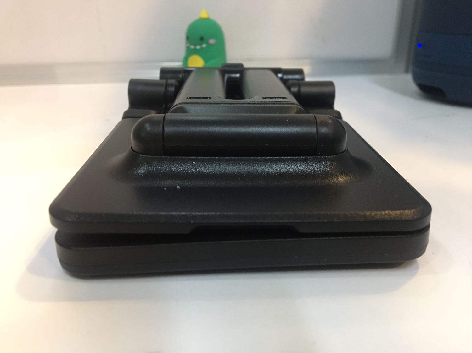 Shop giao 1 món hàng mà bị vênh phần đế lẫn phần mặt tiếp xúc với thiết bị vầy sao chấp nhận được? Các bạn có kiểm tra trước khi giao không?