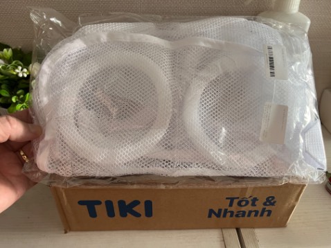 Túi đựng giày để giặt rất tiện lợi và giúp làm vệ sinh giày ở nhà trong máy giặt dễ dàng.