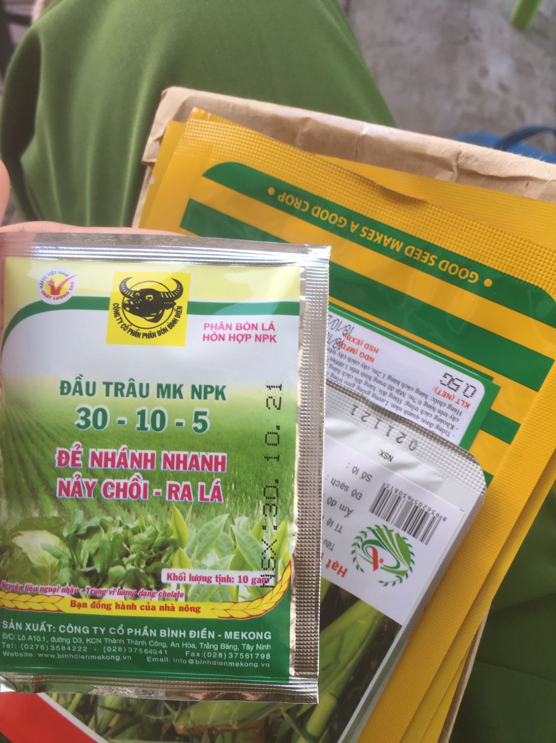 Giao đúng mẫu, shipper ko chuyên nghiệp, tặng kèm phân bón