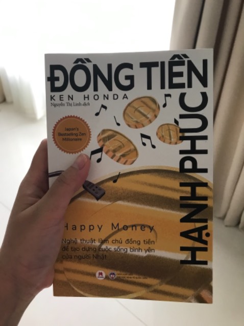 Sách đến được bọc trong giấy kính rất cẩn thận. Được một anh bạn học và đào tạo về tài chính cá nhân giới thiệu cuốn này. Không chỉ là về tiền, cuốn sách còn là về triết lý và lối sống!