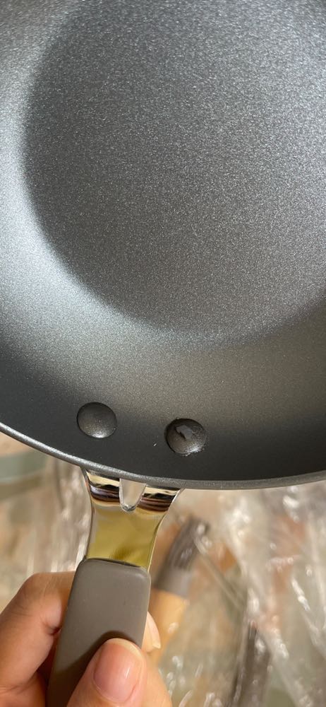 Cái chảo đóng gói sơ sài, chỉ có 1 lớp ni lông, ko có bao bọc chống sốc, nên cái chảo bị móp 2 bên, cái chảo bị móp nhìn khó chịu. 
Chảo còn bị trầy xước nữa. Do sale nên vậy, có đổi hàng được ko? 
Hộp dụng cụ có món bị mốc. Do sale nên vậy? 
Giao hàng đúng hẹn