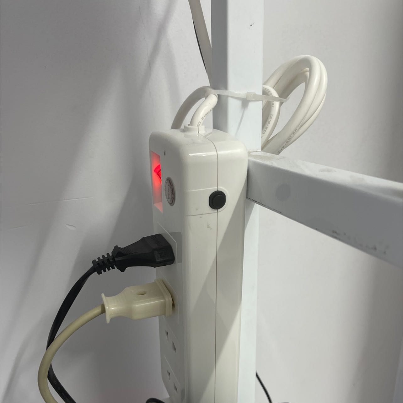 Ổ cắm đẹp và to nói chung rất xịn mà người nên mua nha, tiki giao hàng siêu tốc thì khỏi phải bàn rồi, tất cả đều tuyệt vời