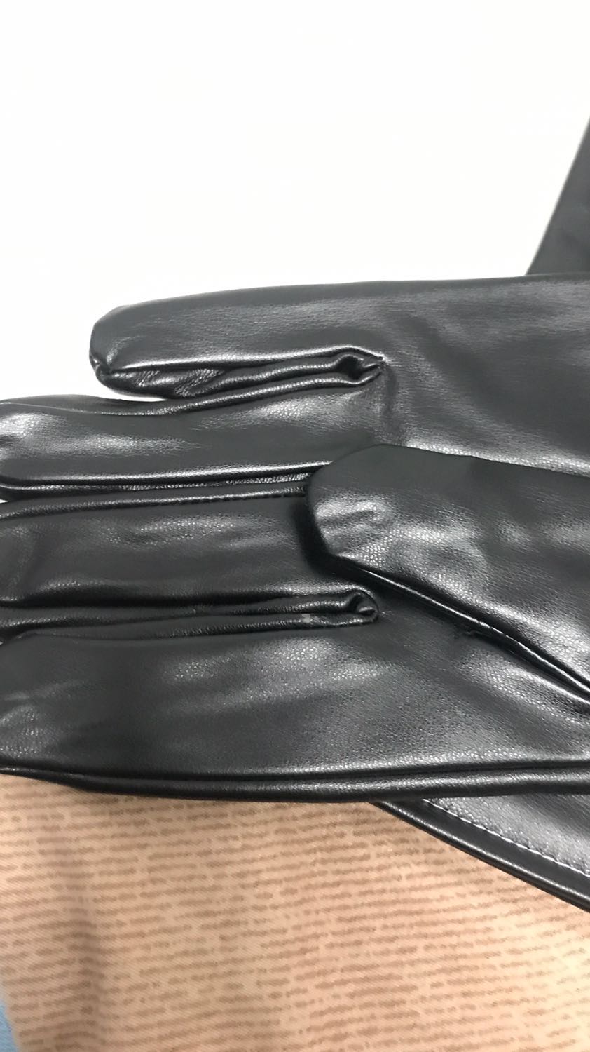 Shop đóng gói cẩn thận giao hàng nhanh mặc dù đang dịch. Khá là vui. Sản phẩm thì khá là tốt. Da chắc chắn, độ co giãn cao. Lớp lót nỉ lông tạo cảm giác bó sát, êm và dễ chịu khi sử dụng. Cảm ứng điện thoại ok, vuốt như không đeo luôn. Rất hài lòng. Sản phẩm đáng mua các bạn ạ.