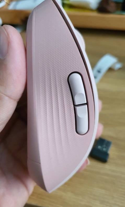 Đã mua size M, màu hồng. Chuột cầm vừa tay, đằm, silent; có nút nguồn on-off. Cắm usb vào laptop HP-Envy phần mềm Logi tự động kết nối, đề xuất cài đặt, thuận tiện. Rất ổn ở hiện tại, về lâu dài sợ lớp cao su 2 bên hông chuột sẽ có vấn đề.