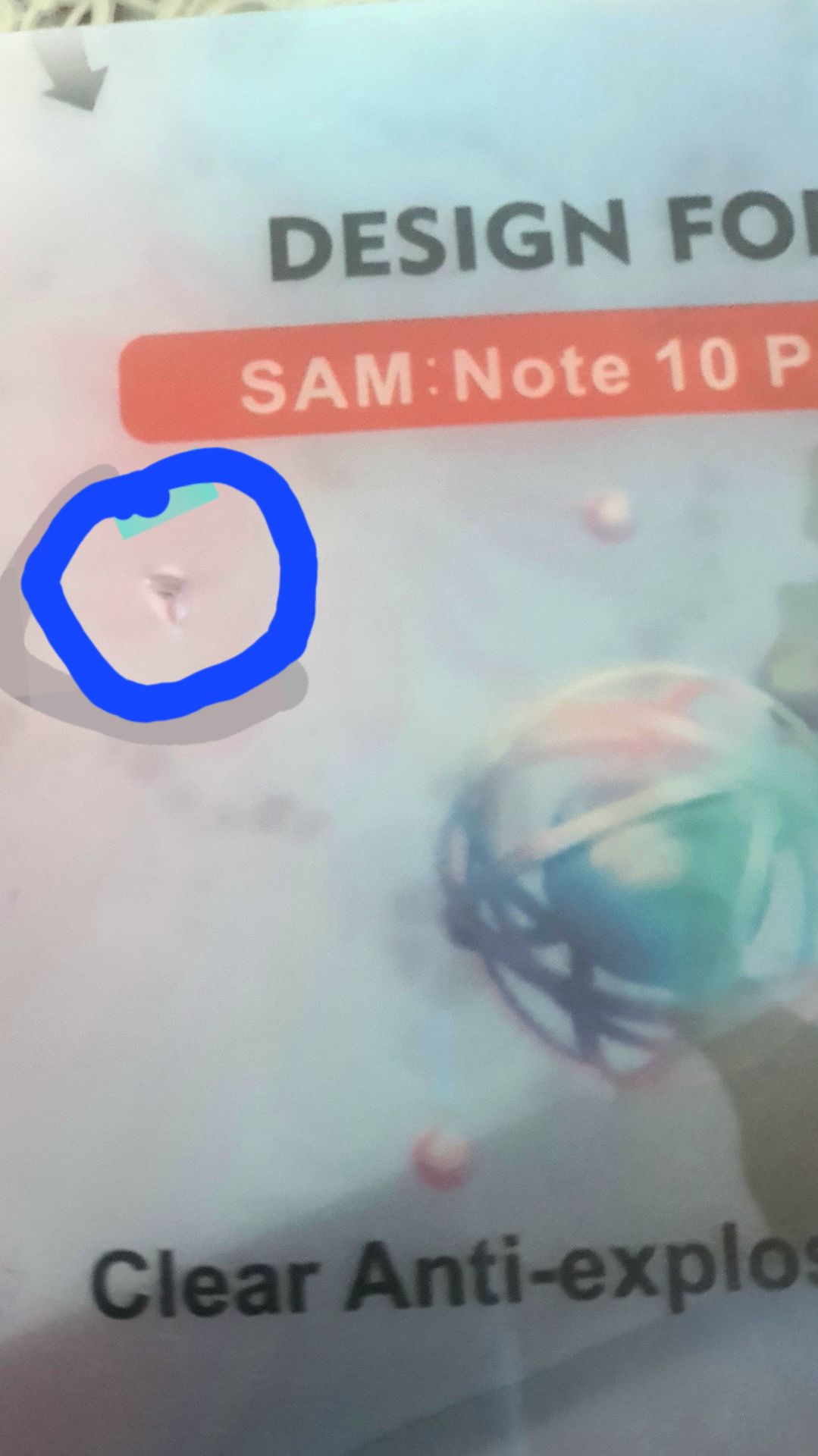 miếng dán bị lỗi có 1 lỗ thủng trên bề mặt