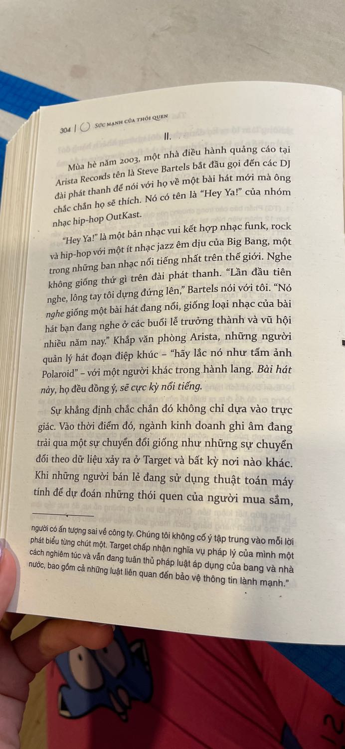 Chưa đọc hết cuốn sách mà bìa sách muốn rớt ra luôn rồi. Bên đây bán sách giả hay sao mà chất lượng tệ đến bực mình.