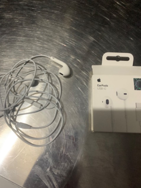 Giao hàng đúng hẹn, sản phẩm có tem của FPT, chất lượng âm thanh mức khá. Sản phẩm mua từ Tiki Trading nên khá yên tâm.