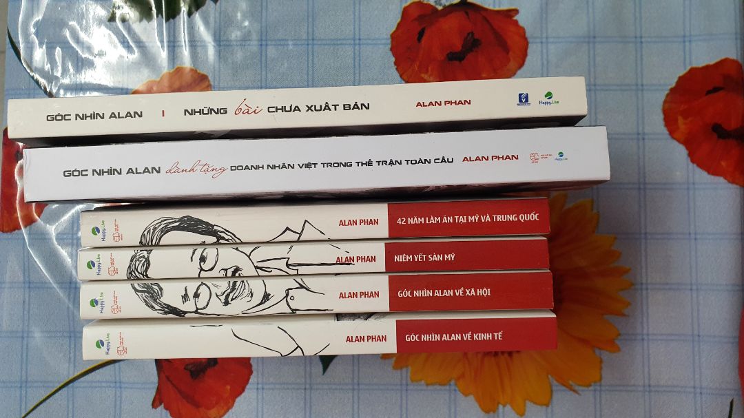 Nội dung sách không có gì để chê. Hình thức và chất lượng giấy bình thường. 
Tiki giao hàng nhanh. 4 quyển sách được bọc nylon chung nên không sử dụng bookcare được nha mọi người. Mình mất oan mấy cái bookcare luôn.