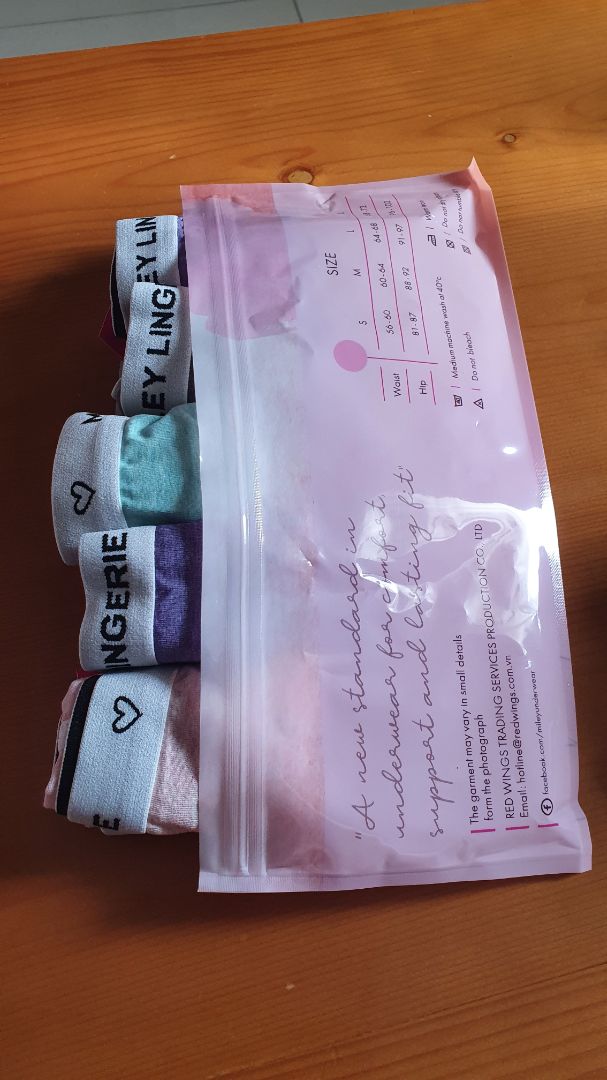 màu sắc, thiết kế trẻ trung bắt mắt, chất vải cũng thích thoáng mát không bí bách