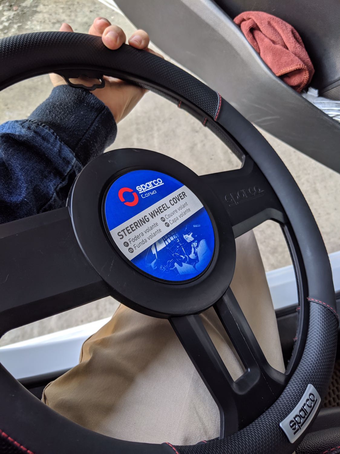 Cao su cầm khá dễ chịu, bao chặt volang, nhưng ko bao trùm đc hết. Có tem chống hàng giả, cơ mà chỉ dán vào cái khung chả liên quan j đến cái bọc volang, chung quy ko chắc tem đó có tác dụng j ko. Đặt mua xong thấy trên *** rao bán 195k 😁 chưa đc cầm tận tay cái đó nên ko dám so sánh