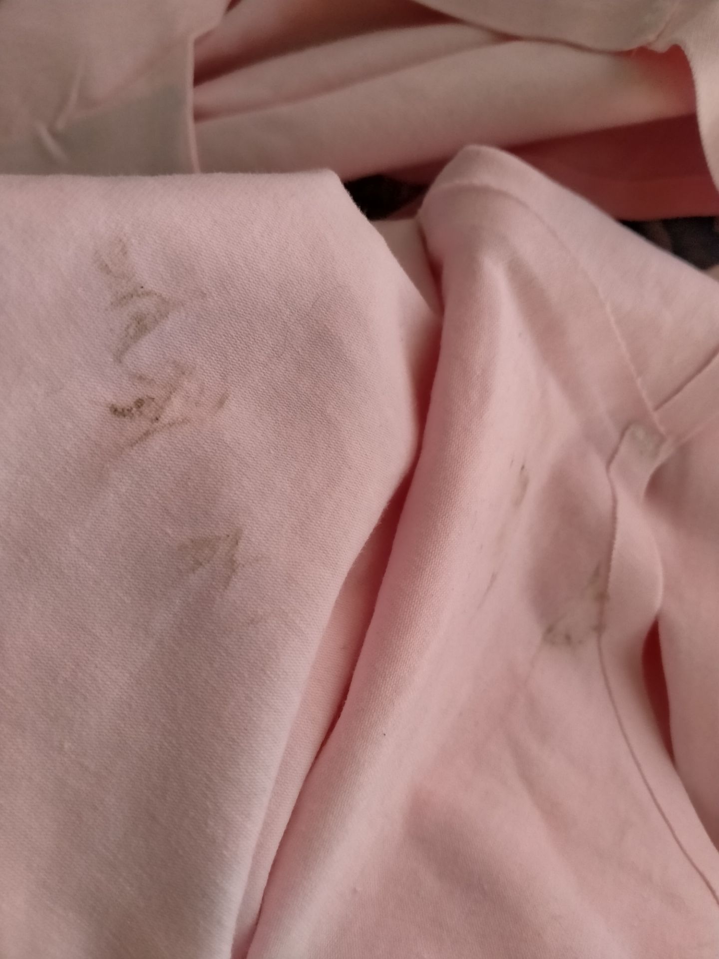 chất thun tạm, ít co giãn, giao tận 3 cái màu hồng, quần mặc bên trong mà shop làm ăn cẩu thả để dính những vết dơ, thất vọng quá. chất thun tạm, ít co giãn, giao tận 3 cái màu hồng, quần mặc bên trong mà shop làm ăn cẩu thả để dính những vết dơ, thất vọng quá.