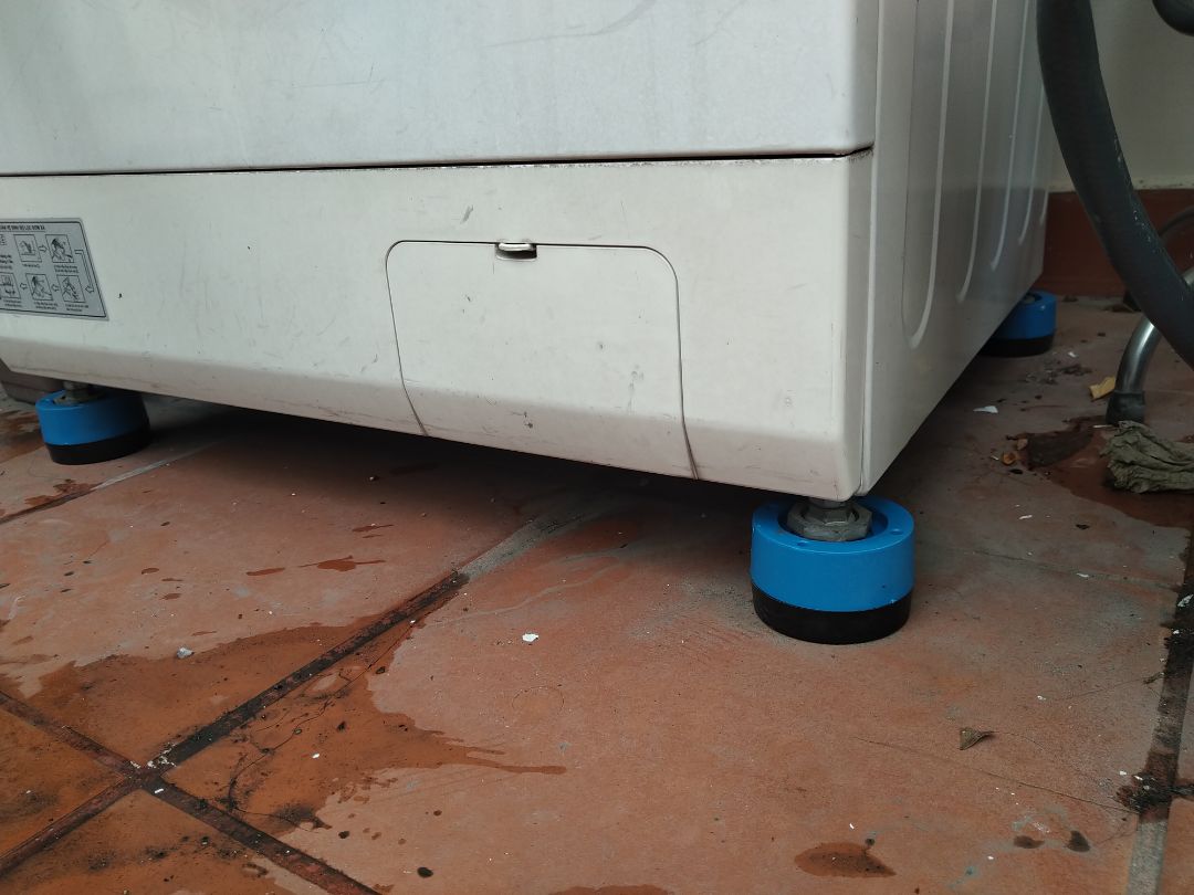 Chất lượng ổn. Cao rộng như hình. Cao su và nhựa. Bám sàn khá tốt. Tiện cho xịt nước sàn cho sạch.