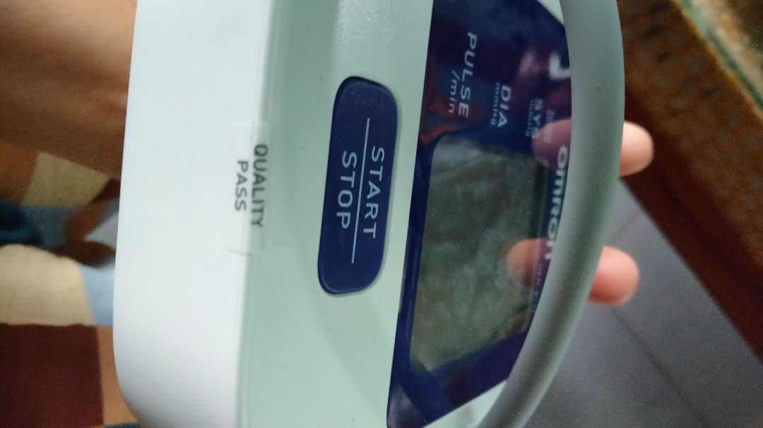 giao hàng nhanh, trước dự kiến 1 ngày, tiki làm việc nhanh gọn. hộp đựng có móp méo không đáng kể. máy hoạt động tốt, có tặng kèm pin và bộ đổi nguồn.