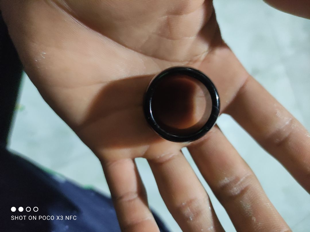 màu đen rất đẹp, có 2 đường ở trên nhẫn , mặt trong ngay cạnh mài hơi lỗi xíu không sao , không biết zide mấy mà to quá mình đeo không vừa