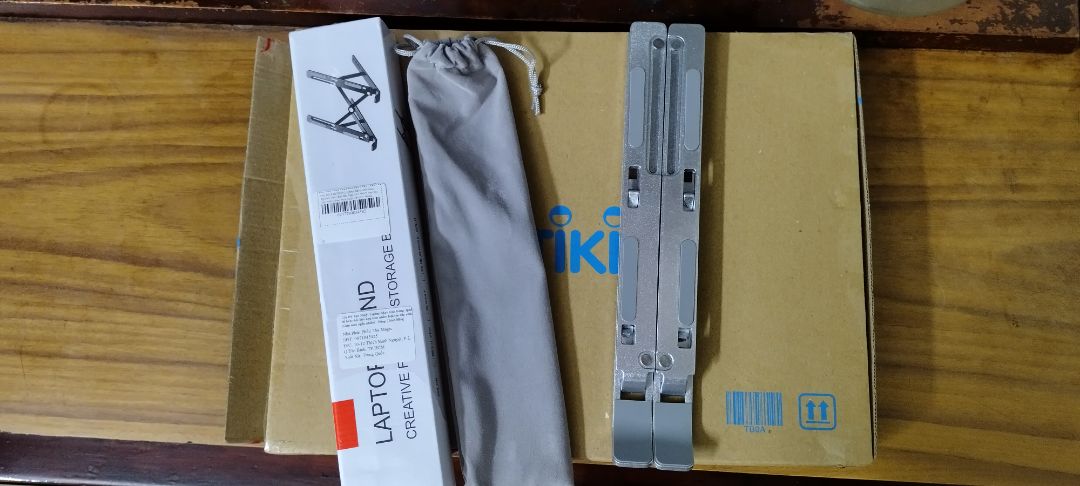 Chọn giao hàng siêu tốc, đặt tối hôm qua sáng hôm nay đã có hàng.

Giá đỡ có một số miếng đệm cao su đính trên mặt tiếp xúc với máy, khá chắc chắn, chỉ bị chốt khóa bên phải hơi lỏng lẻo hơn chốt khóa bên trái 1 tí nhưng xài vẫn ổn