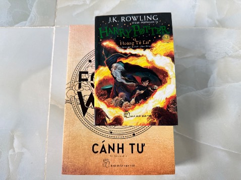 bản khổ nhỏ cầm rất thích tay, chữ bên trong không quá nhỏ, chất giấy không giống bản HP 7 cuốn.  săn deal trên Tiki giá giảm gần một nửa. 
tiki giao hàng nhanh bản khổ nhỏ cầm rất thích tay, chữ bên trong không quá nhỏ, chất giấy không giống bản HP 7 cuốn.  săn deal trên Tiki giá giảm gần một nửa. 
tiki giao hàng nhanh