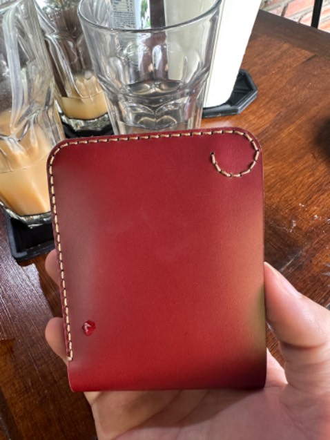 Nhìn mẫu mã đẹp, nhưng ko xứng đáng vs 600k. Bỏ chứng minh thư ko vừa, chỉ bỏ dc 4 cái thẻ là chật cứng ngắt. Nên cân nhắc