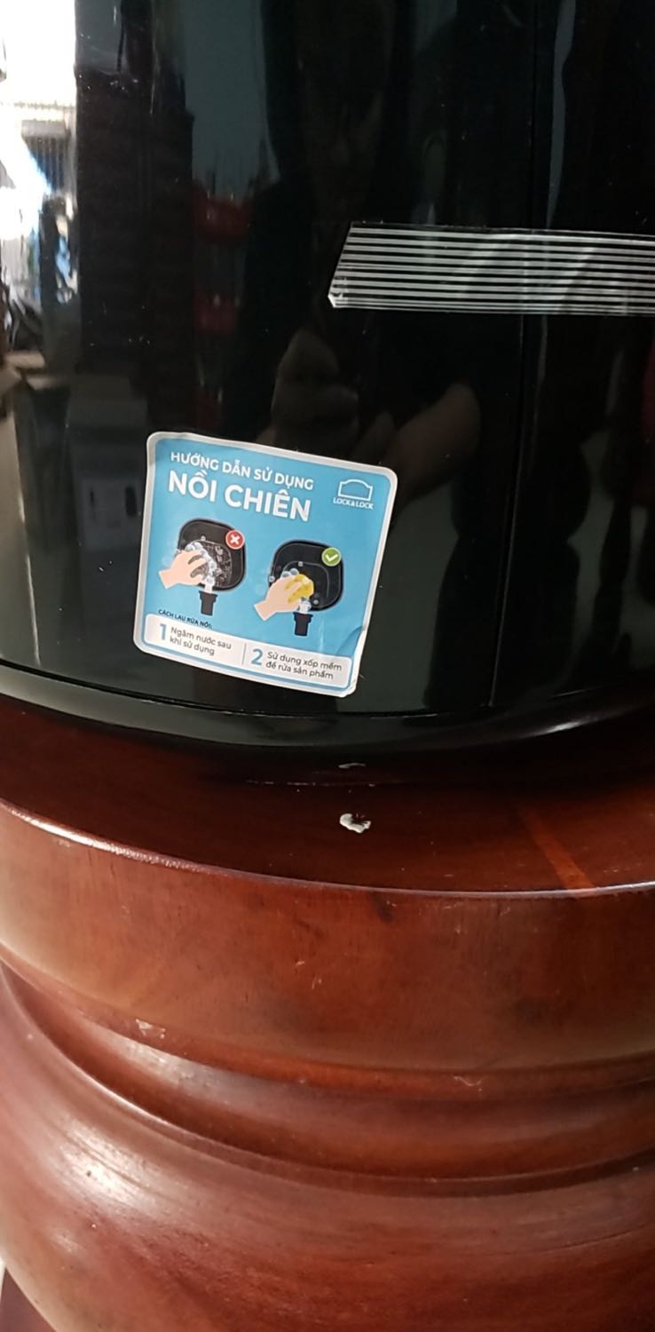 Mình định mua làm quà mà tiki giao chiếc nồi trầy xước, màu sơn không đều, gọi lên tổng đài để đổi trả hàng và lưu ý là quà tặng để bên kiểm hàng cẩn thận hơn, vậy mà đợi chờ cả tuần nhận được chiếc nồi còn tệ hơn, nứt mẻ cũ kĩ như nồi đã qua sử dụng còn hôi mùi nhựa tái chế. Quá thất vọng với cách làm việc của Tiki. Mong cty xem lại chất lượng hàng hoá trước khi bán cho khách.