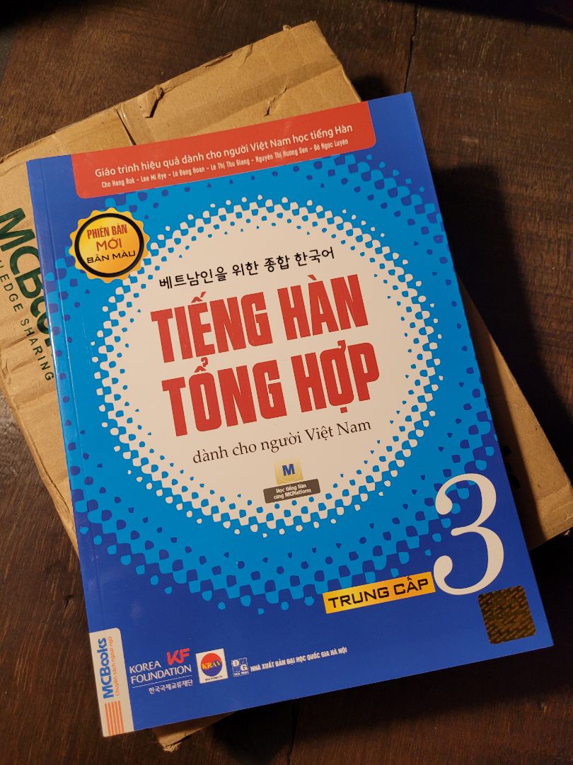 Sách đẹp, giao nhanh, không cấp móp. Nhưng quyển 3 này chắc do đợt in mới nên bìa màu nhạt hơn quyển 4 5 6 trước đây mình mua.