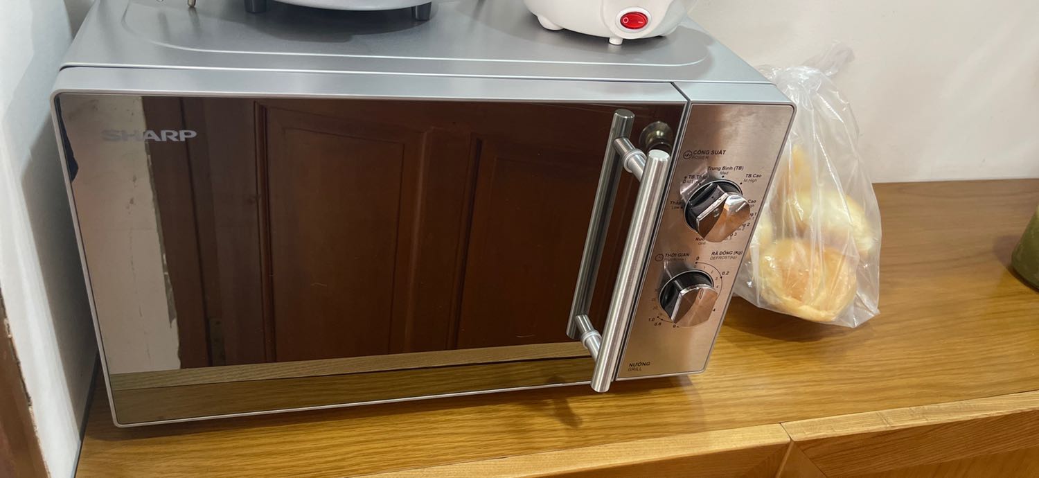 Do quá trình vận chuyển nên vừa nhận hàng kiểm tra thì màn hình máy bị bể, liền gọi cho Tiki để phản ánh thì ngày hôm sau Tiki đã cho nhân viên đến nhận hàng về. Và chỉ 1 ngày sau Tiki đã giao cho máy mới. 
Rất mừng vì Tiki đã hỗ trợ tuyệt đối, mình cũng hơi lo ko đổi được hàng vì trong quá trình khui hàng mình đã ko quay hình lại. Nhưng Tiki vẫn hỗ trơj KH rất tốt.
Cám ơn Tiki rất nhiều