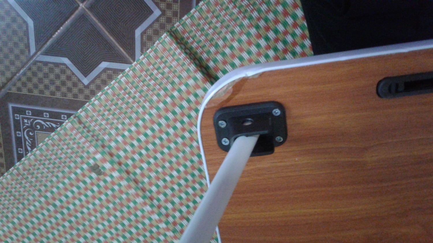 Mình không thích bàn màu sáng vì rất hay bẩn nên đã đặt màu đen mà cuối cùng vẫn giao mình màu xanh, bàn còn bị nứt mấy chỗ ở các mép dù lúc mình khui hàng thì hàng được bọc rất kĩ và bên ngoài còn bọc xốp, chứng tỏ các vết nứt là trước, một số vết nứt còn được dán băng dính.Thực sự không hài lòng về sản phẩm nhận được