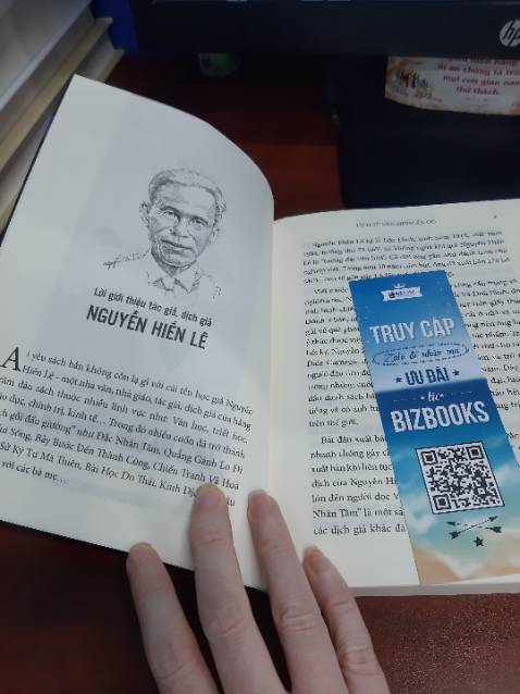 Sách giao nhanh, có taengj bookmark
Nhưng k dc bọc seal bên ngoài