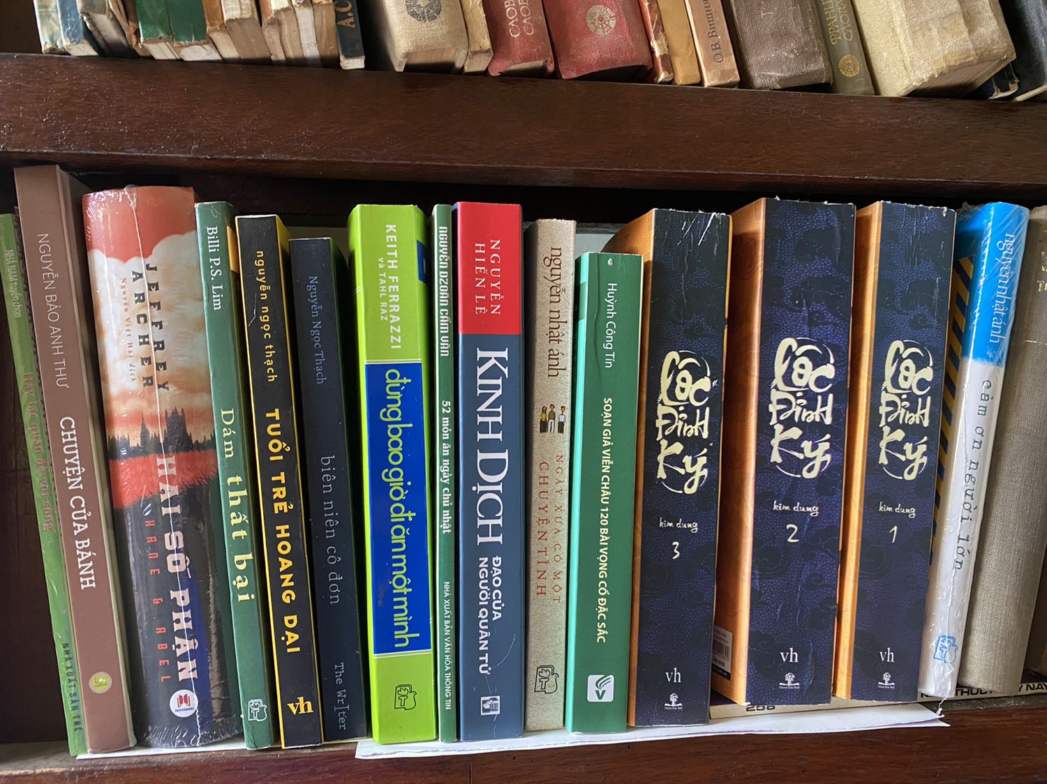 Theo đuổi một người phụ nữ sẽ khiến bạn mất rất nhiều tiền. Vì vậy, hãy theo đuổi tiền bạn sẽ có rất nhiều phụ nữ.

Thật ra có rất ít phụ nữ đẹp, không phải vì phụ nữ không biết làm đẹp mà vì họ làm hoài mà vẫn không đẹp.

Nếu ống kính máy ảnh hình tròn thì tại sao ảnh lại hình vuông nhỉ?

Trên bước đường thành công không có dấu chân của kẻ lười biếng vì kẻ lười biếng có đi bộ bao giờ, nhìn kĩ thì sẽ thấy rất nhiều bánh xe của họ để lại.