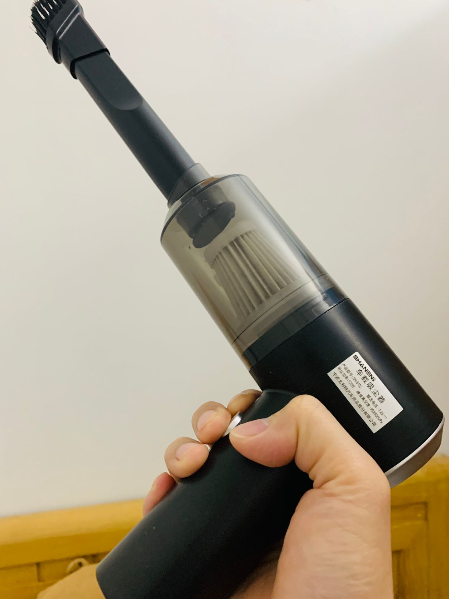 Máy dùng thích và tiện. Lực hút ok, cầm vừa tay. Luồn lách ngõ ngách khá ổn. Đặc biệt hút bụi các thiết bị điện tử, máy tính và oto ổn. Dùng thời gian chạy ổn định. Thanks shop.