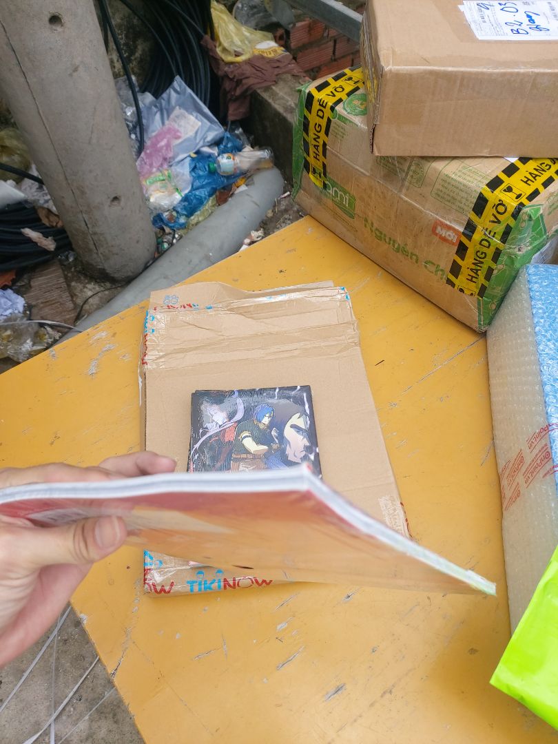 Giao hàng nhanh.
Hộp móp, sản phẩm ko còn nguyên vẹn, bị cong vẹo.