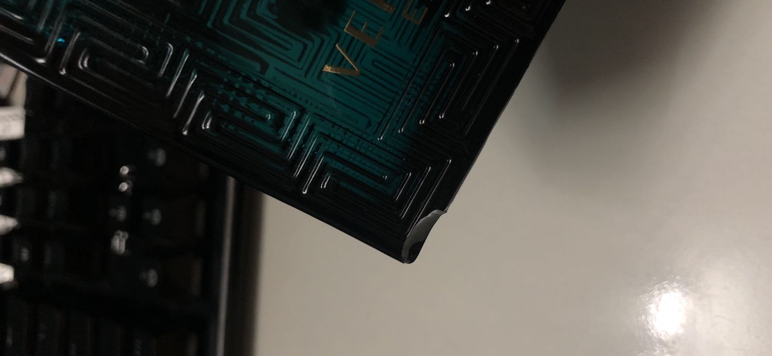 Bọc thì ok nhưng mở ra chai bị mất 1 miếng như này, mà trog hộp ko thấy mảnh vỡ. Có lẽ bị vỡ trước xong đóng vào.