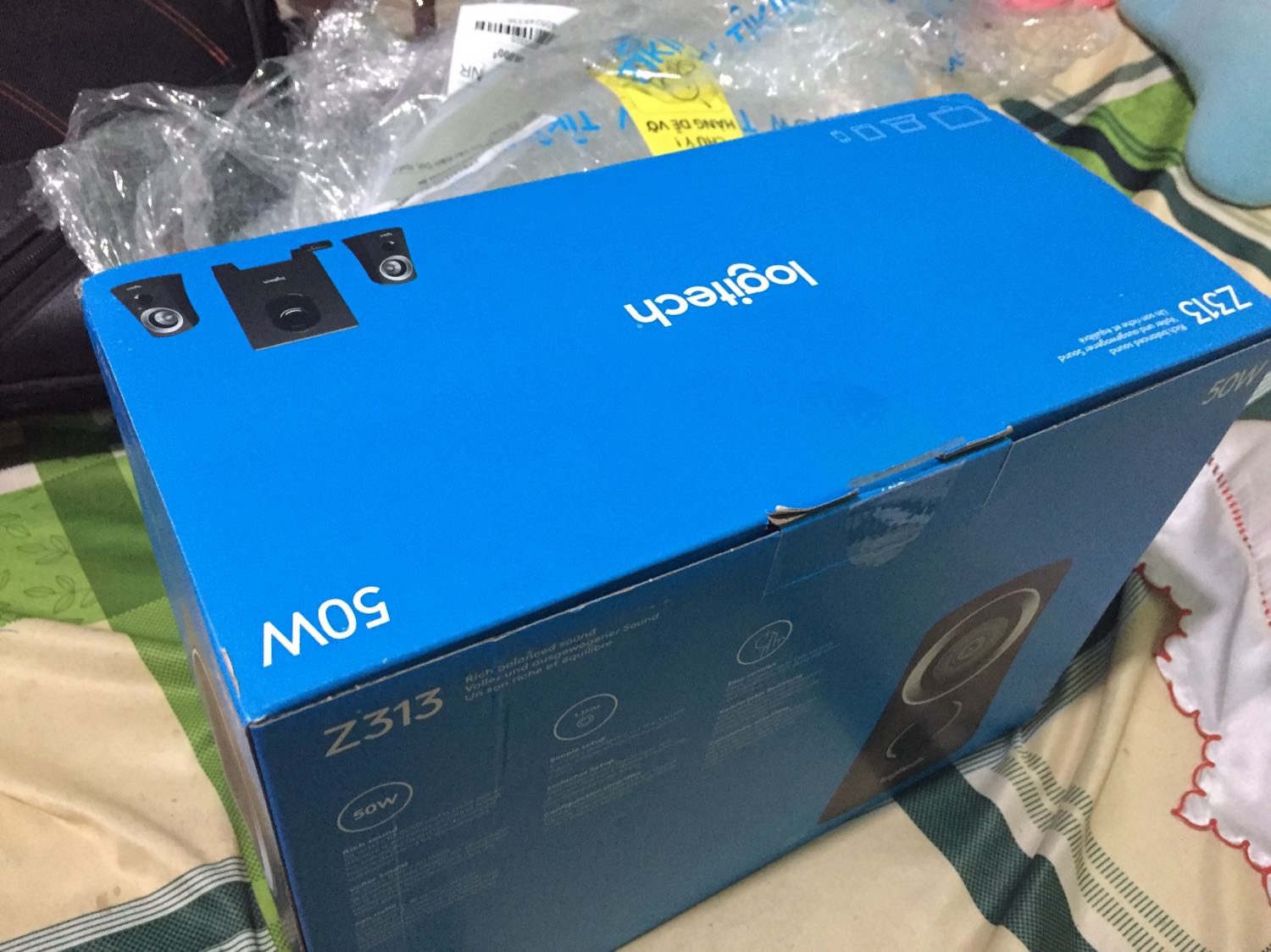 Mình ở tận Cà Mau mà đặt hôm trước hôm sau nhận được hàng rồi ^^, loa nghe rất hay, bass rất mạnh, âm thanh khá lớn, nghe rất hay ( nên mở dưới 80% thì hay ^^ ), không bị móp méo gì lớn, loa ve tinh có một loa bị trầy không quá lớn^^ chắc do làm rơi