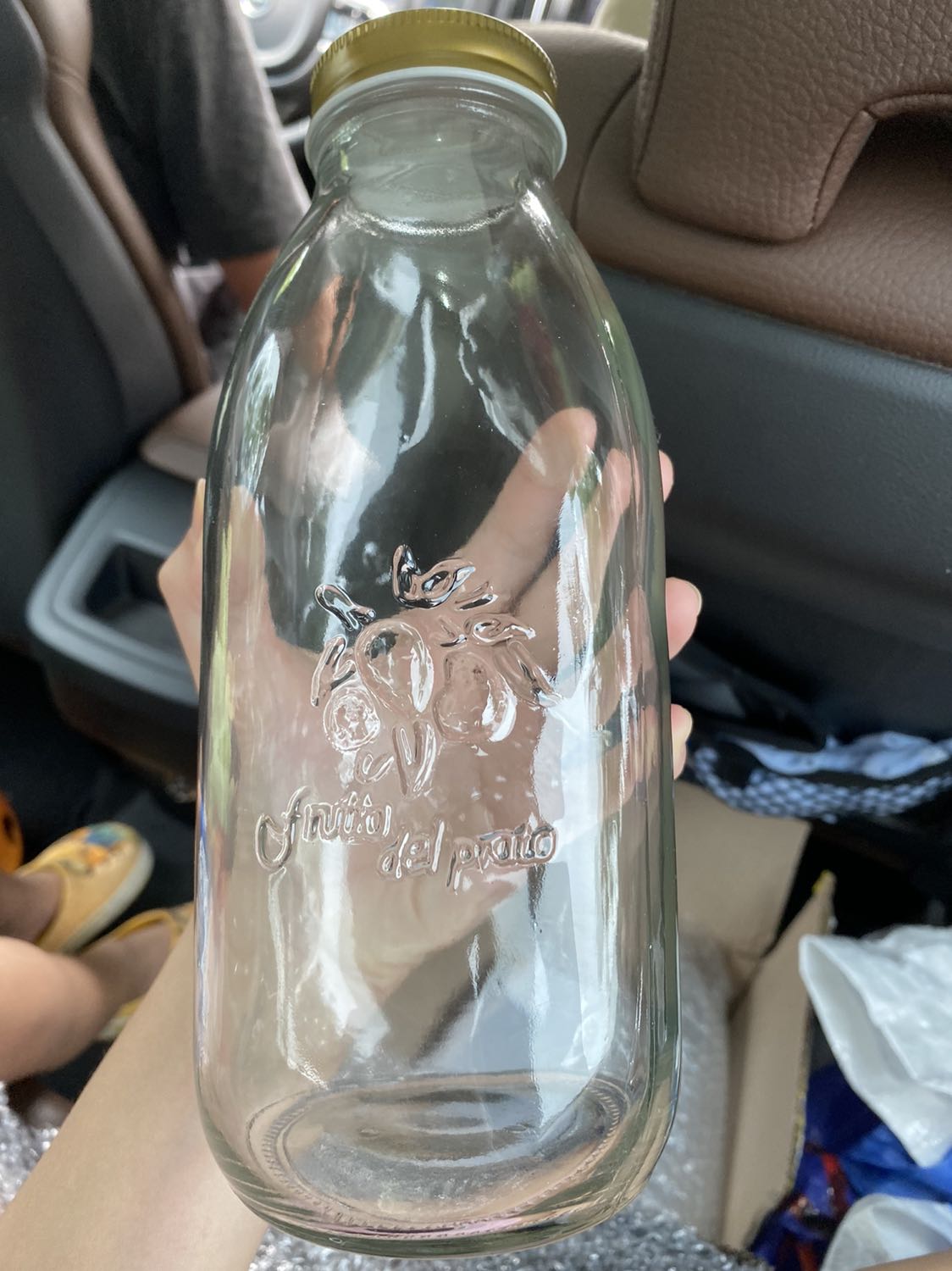 Ko phải chai thuỷ tinh Ý Quattro Bormiolli Rocco như miêu tả 
Tịki hoàn hàng, trả tiền giúp tôi.