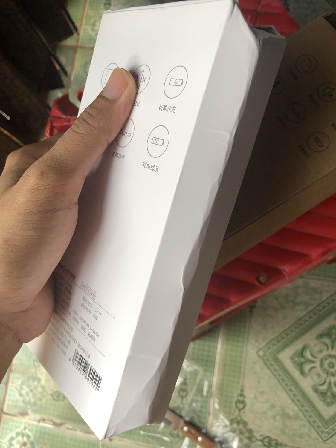 Hàng vận chuyển bị móp méo quá, may mà sản phẩm không sao.
Nhưng bạn Shipper có thái độ không tốt cho lắm. Dù biết mùa dịch khó khăn nhưng cách nc với khách hàng hơi bị trịch thượng.
Mất 2 sao vì shipper và vận chuyển.