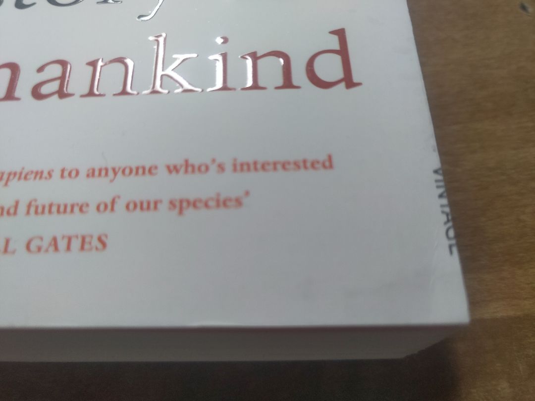 Sách nhận được không hề có bọc nilon như sách mới mua. Cảm giác như sách cũ ai đọc xong, bán lại. Bìa thì cắt lệch, bẩn lung tung, bụi bậm. Giấy bên trong cũng bị cắt lệch, chữ in lệch khổ giấy, nhìn nham nhở như sách in lậu.