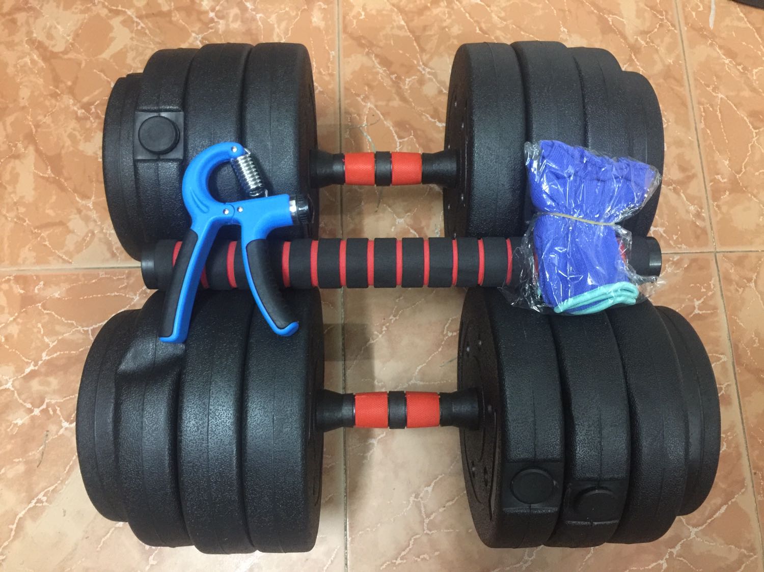 Khá cứng cáp, lắp full tạ nhìn hơi đồ sộ so với trọng lượng. Tay cầm bằng nhựa khía nhám nên xác định không có găng tay thì khỏi tập. Chưa thử transform sang tạ đòn nhưng nhìn chung ổn. Giao hàng đúng hẹn và nhiệt tình bê vác, 2 bánh tạ 2.5kg bị móp không rõ nguyên nhân tuy không ảnh hưởng tới lắp đặt nhưng hơi mất thẩm mỹ nên trừ 1 sao. Chốt lại là hàng BỔ, RẺ!