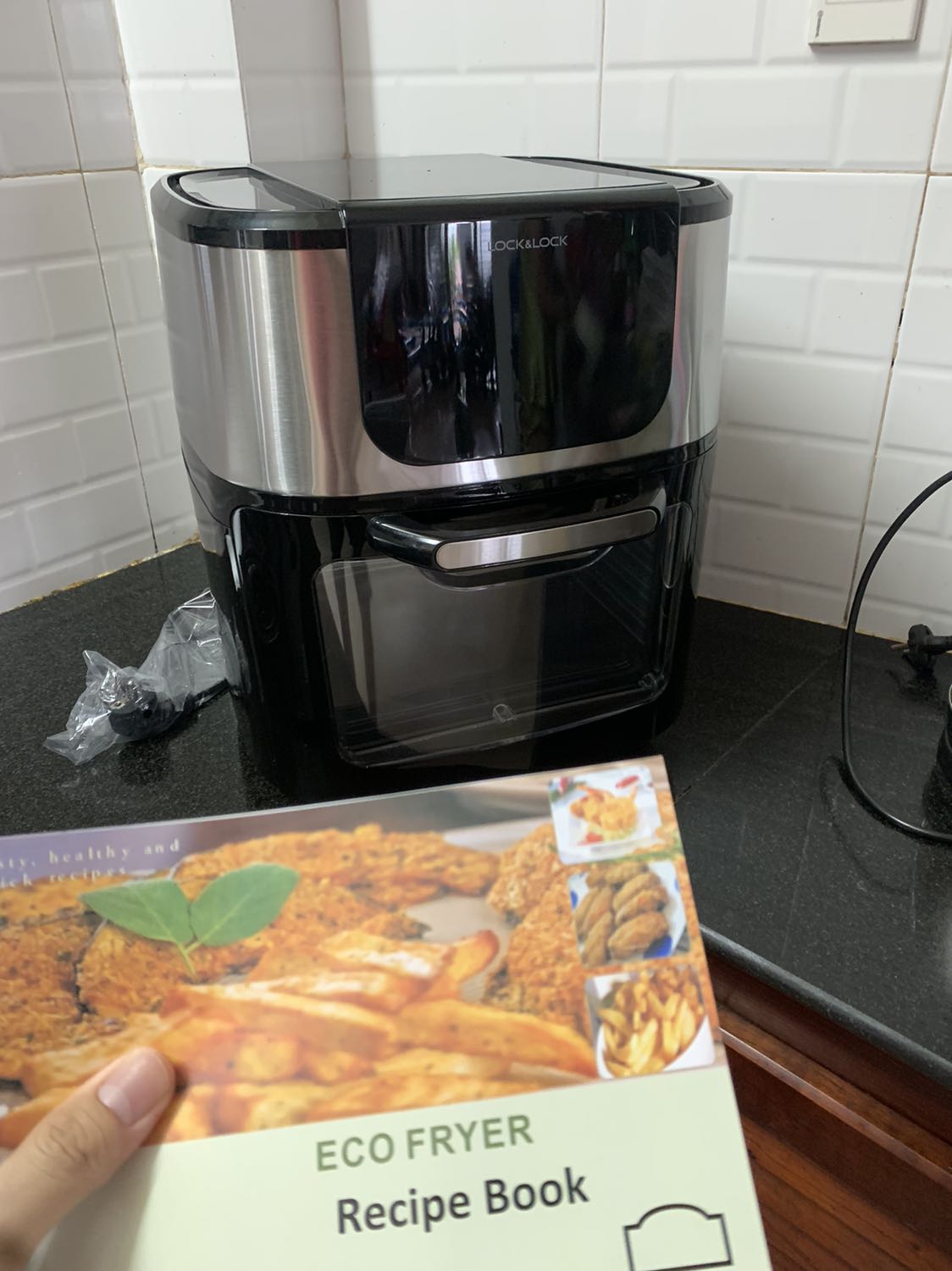 **Đã sử dụng máy được gần 2 tuần**
Thông báo giao 12/7 nhưng mới 8/7 đã có hàng dù đang trong mùa dịch 👍
Máy đóng gói kĩ lưỡng, mọi vật dụng đều lót giấy và bao bọc gọn gàng, thùng không móp méo.
Màn hình led sáng, rõ, dễ sử dụng tuy nhiên dễ bám bẩn cần lau chùi kĩ.
Màu đen bạc rất đẹp phù hợp góc bếp
Qua nhiều lần nướng thì thấy được chất lượng lò rất ổn, món ăn chín đều, không khét, không khô. Dễ dàng vệ sinh, ít bám mùi
>>>Nói chung hàng tiki Trading nên cũng yên tâm về chất lượng giá cả, bảo hành vv…