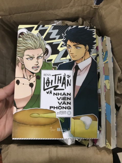Không biết cuốn này có seal ko mà mình nhận hàng ko có seal. Cơ mà truyện mới, gói hành như qq dc cái may truyện ko bị gì. Giấy ổn, in sắc nét. Giá sale off mà dc thế này thì quá ổn rồi.
