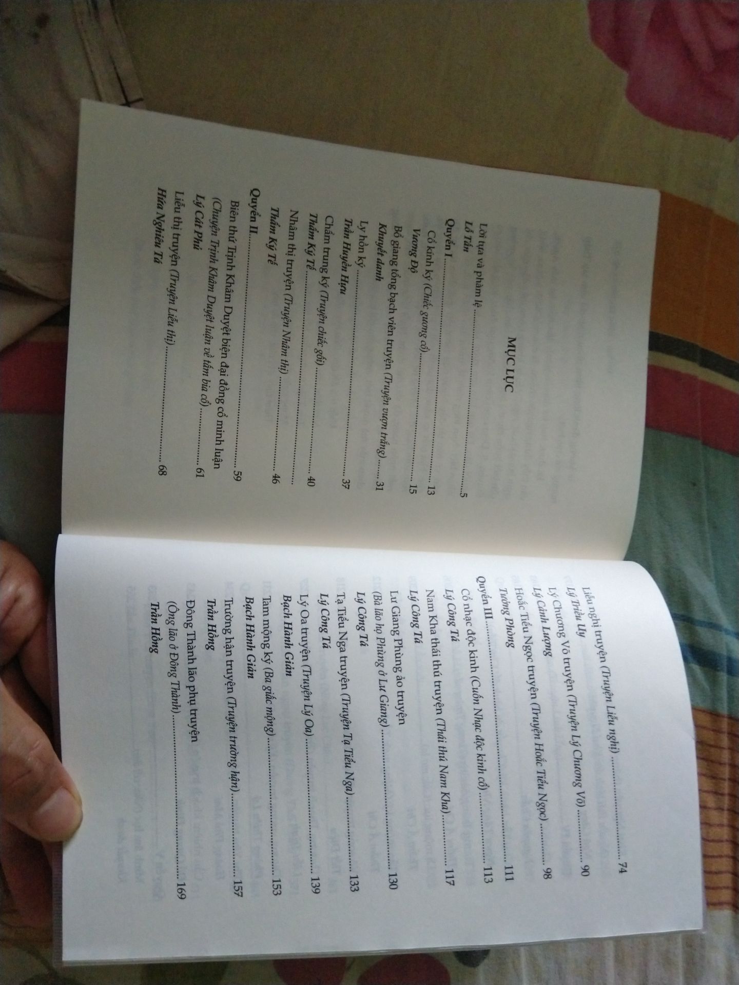 Sách gồm nhiều câu truyện truyền kỳ được lưu truyền từ lâu do nhiều nhà văn biên chép và được Lỗ Tấn biên tập lại.  Các câu chuyện có thể bắt gặp đâu đó trong các sách xưa như là những điển tích. Nếu quen với cổ văn thì đọc rất thú