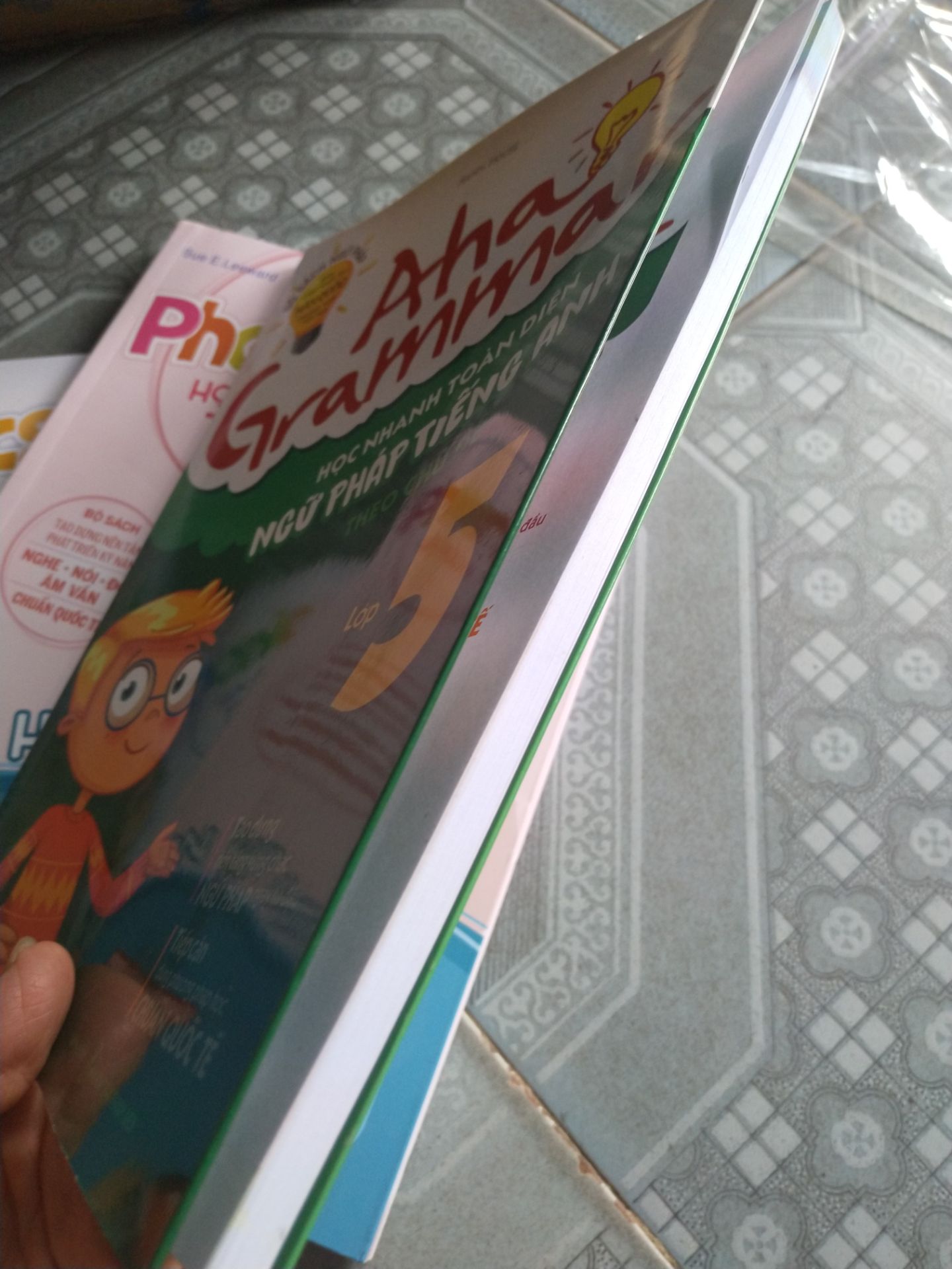 Sách dày, in màu đẹp hấp dẫn các bé học hơn. Có chủ điểm ngữ pháp, thực hành, ngữ pháp đọc hiểu, và ô. tập ở cuối mỗi chương giúp đánh giá kiến thức người học.