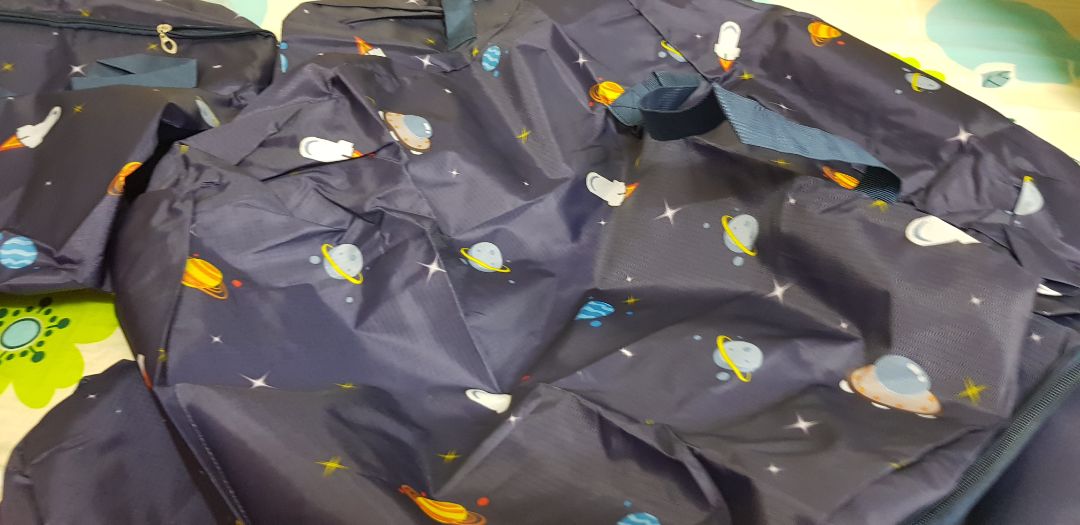 Giao đủ hàng. sản phẩm giống hình đăng, khá dày dặn. khóa kéo dễ. 
Màu tối khó bẩn, họa tiết đẹp.