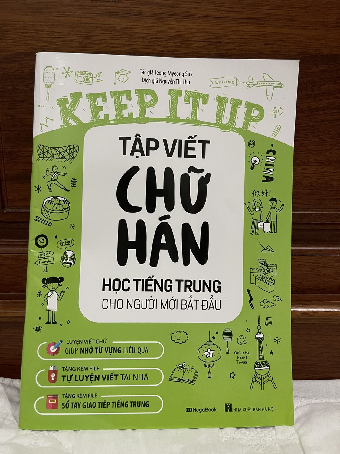 ★★★★★
Sản phẩm tốt, chất liệu giấy tốt ,chữ in rõ nét bìa đẹp bắt mắt sách có mùi thơm rất dễ chịu , giao nhanh. Nên mua ah
