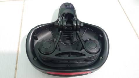 Yên xe có cấu hình đẹp, chắc chắn. Chưa sử dụng nên chưa biết có êm hay không.